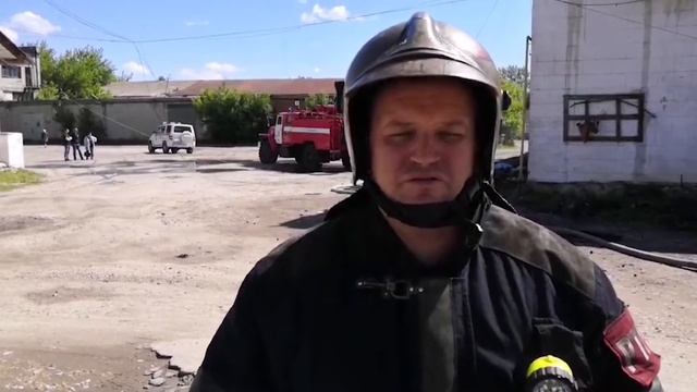 В Гусь-Хрустальном 29 пожарных потушили горящую крышу двухэтажного здания смотреть онлайн