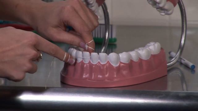Dental Care & Oral Hygiene : How To Correctly Floss Your Teeth