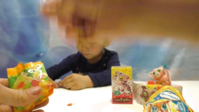 Котята веселые пушистые зверята Игрушки сюрприз ДАВАЙ ИГРАТЬ FreshToys Kittens Toys Kinder Surprise смотреть онлайн