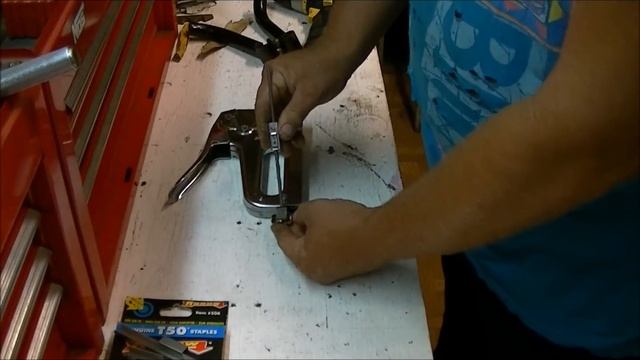 Arrow T-50 staplegun how to load it.wmv смотреть онлайн