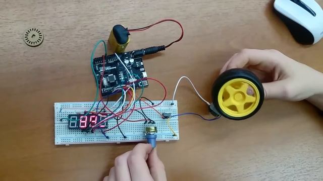 Регулятор скорости вращения колеса на Ардуино. Wheel speed controller and display with Arduino смотреть онлайн