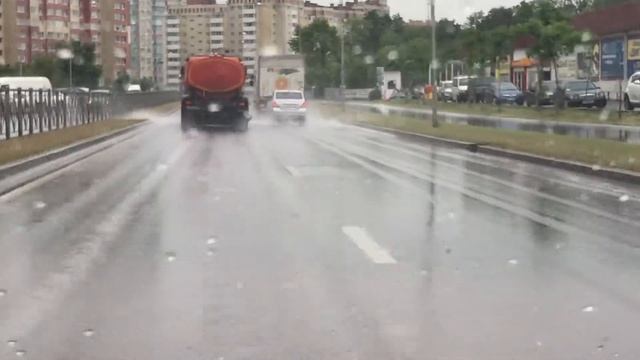 Поливают дороги во время дождя смотреть онлайн