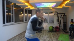 На бокс в 30 лет. Отработка ударов с гантелями.