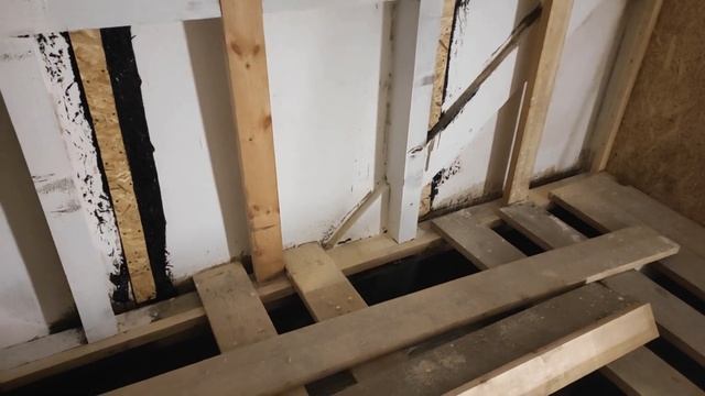 Зашил третью стену второго этажа каркасного дома, сделал часть пола, пока неделю шли дожди