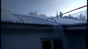 Чистка крыш от снега с помощью скребка приспособления сборного