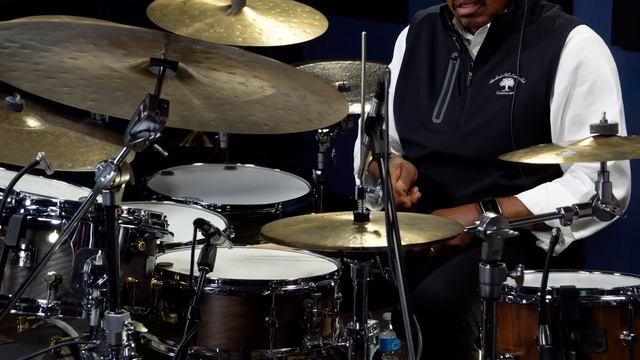 Harvey Mason performs Chameleon by Herbie Hancock смотреть онлайн