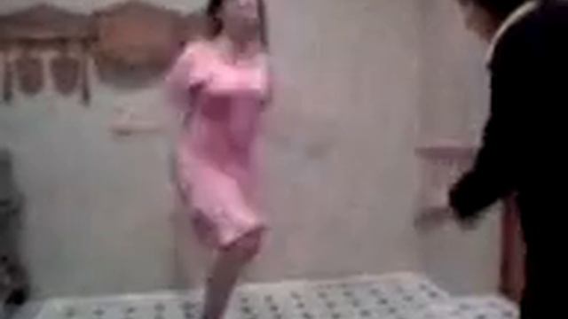 Бабулька танцует