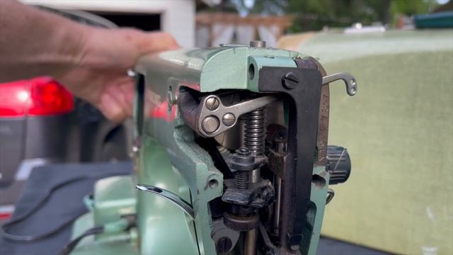 WTH? Awesome curb find. 1959 Husqvarna zig zag sewing machine ? смотреть онлайн