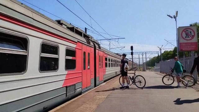 Прямо перед электричкой. ЭД4М 0406 "КОМФОРТ" станция Царское село (город Пушкин). смотреть онлайн