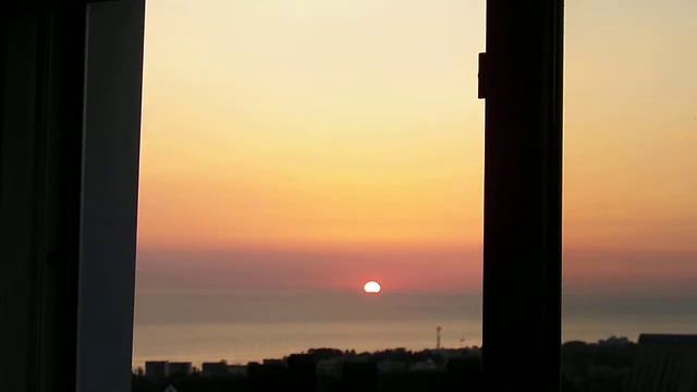 ВИКТОР СПОКОЙНОЙ НОЧИ Закат на море за окном смотреть онлайн