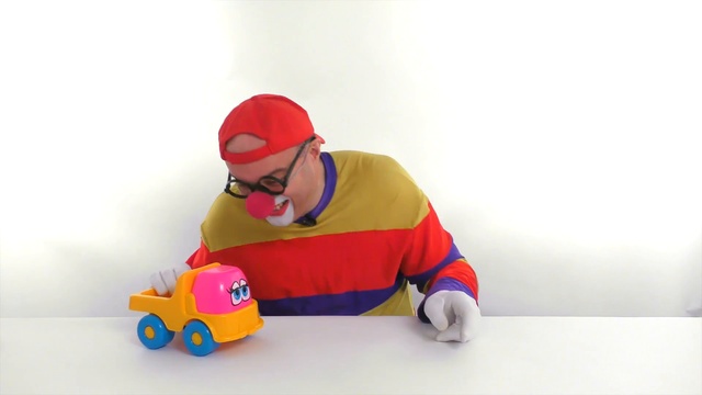 001. Веселое видео с игрушками. Клоун Дима и новогоднее знакомство грузовичков смотреть онлайн