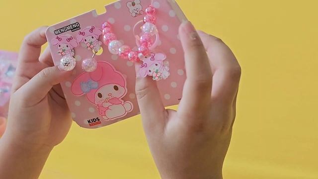 OPENING MY KUROMI & MELODY BEAUTY ACCESSORIES SET!! смотреть онлайн
