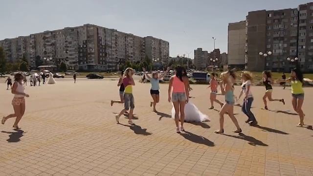 Невеста с подружками зажгли в танце возле загса смотреть онлайн