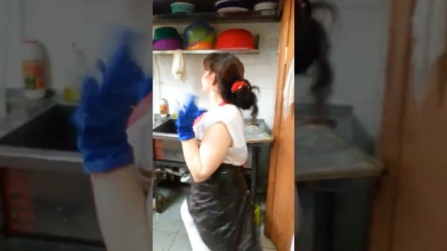 Кухонный работник зажигает))) смотреть онлайн