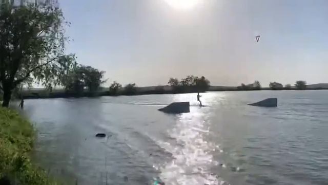 Школа Кайтсерфинга RUSSIAN-WIND, тренировки в вейк парке Wake Bro смотреть онлайн