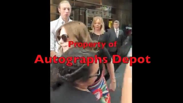 Хлоя Морец Раздача автографов смотреть онлайн