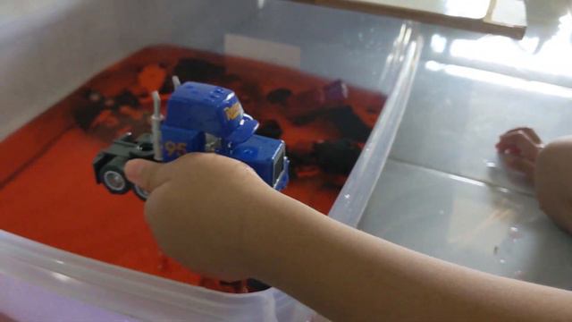 Disney Pixar Cars Fall Into The Water : Lightning Mcqueen Dinoco King DJ Winggo Tow Mater смотреть онлайн