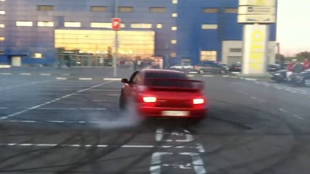 Subaru STI дрифт наваливает жжет резину смотреть онлайн