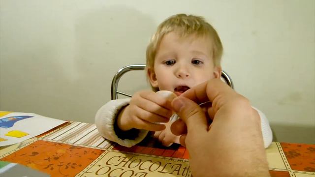 Алина и папа наклеивают наклейки расскраски на машинку грузовик смотреть онлайн