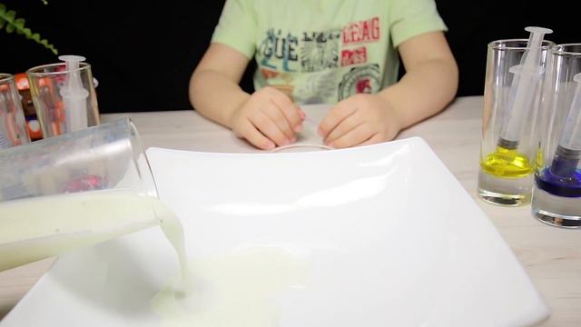 ЧТО БУДЕТ если добавить в МОЛОКО красители? Крутые Эксперименты в домашних условиях. смотреть онлайн