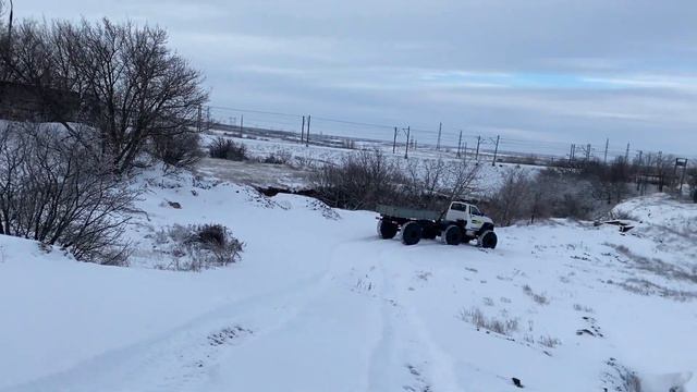 Вездеход ZULF едет по снегу высотой 0,6 м. Спуск и подъем с горы 17 градус смотреть онлайн