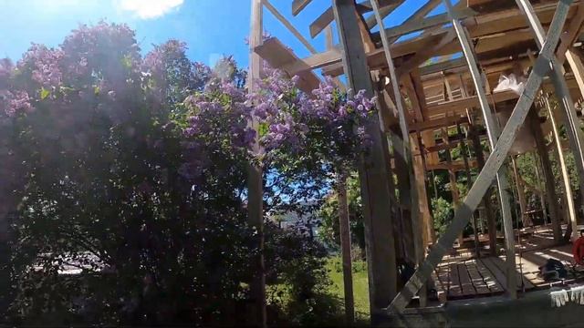 Дом мокнуть больше не будет) Накрыли пленкой под металлочерепицу, установили леса, планки капельник смотреть онлайн