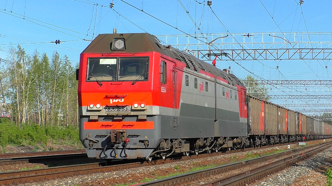 2ЭС6-999 "Синара" с грузовым поездом следует через станцию Восточная