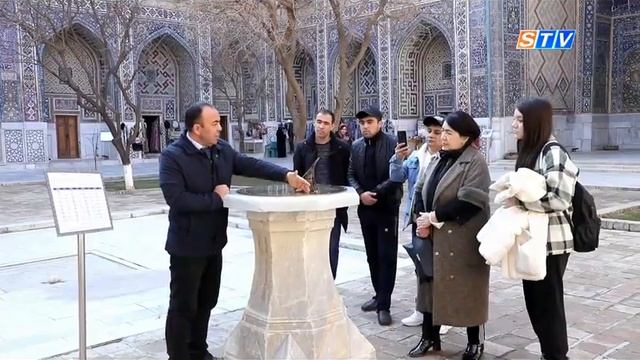 На площади Регистан в центре медресе Улугбека установлены солнечные часы. смотреть онлайн