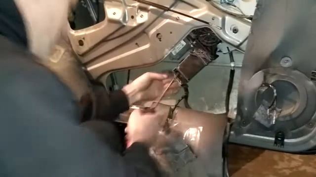 Как снять заменить ел.стеклоподьемник передней двери SKODA OCTAVIA A4 demontaz podnosnika szyby ! смотреть онлайн