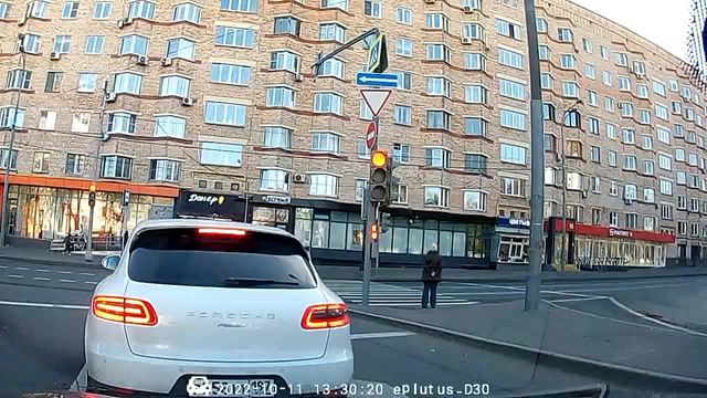 Зеркало регистратор Eplutus D30. Передняя камера. День.