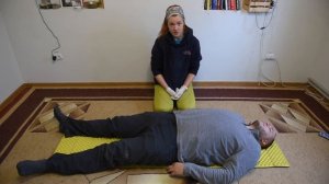 Перевод пострадавшего в стабильное боковое положение + прием Сафара