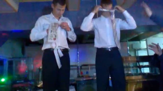 Выкуп за невесту Жених и свидетель выкупают танцами