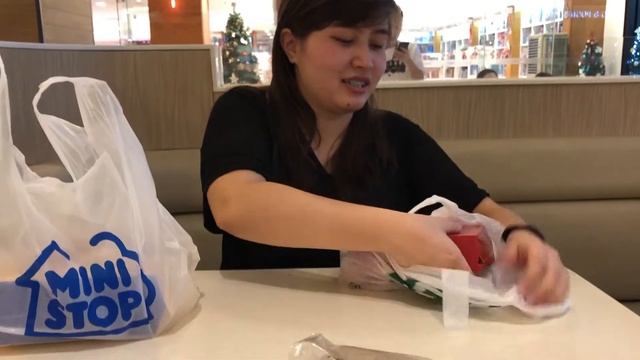FRIED CHICKEN SHOWDOWN | Ministop vs. 7-Eleven смотреть онлайн