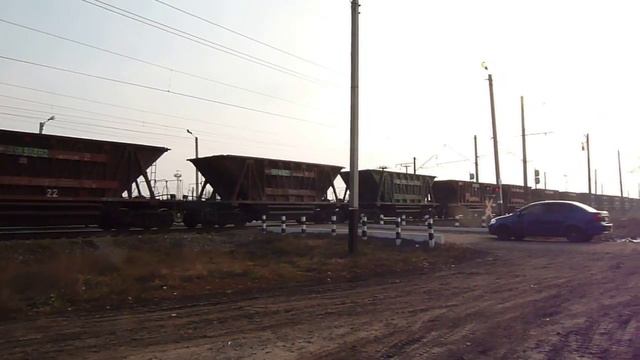 98. [УЗ] Грузовой поезд для перевозки руды (окатышей) смотреть онлайн
