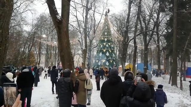 Калужский Дед Мороз зажигает огни на ёлке смотреть онлайн