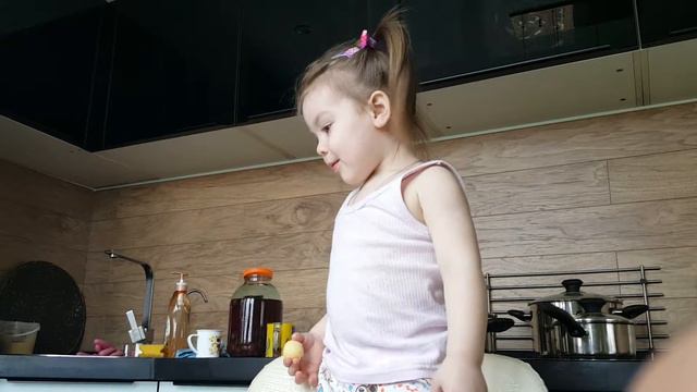 Ева 2 годика говорит "о мухе" смотреть онлайн