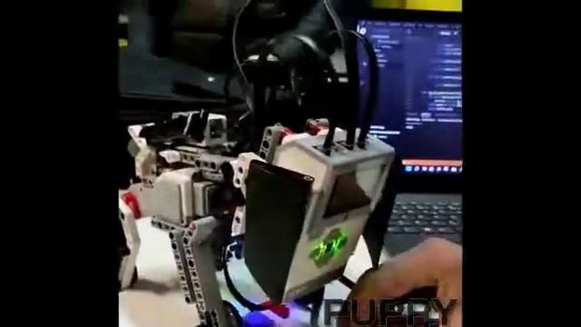 I ROBOT ATTRAVERSO PYTHON E LEGO MINDSTORMS. смотреть онлайн