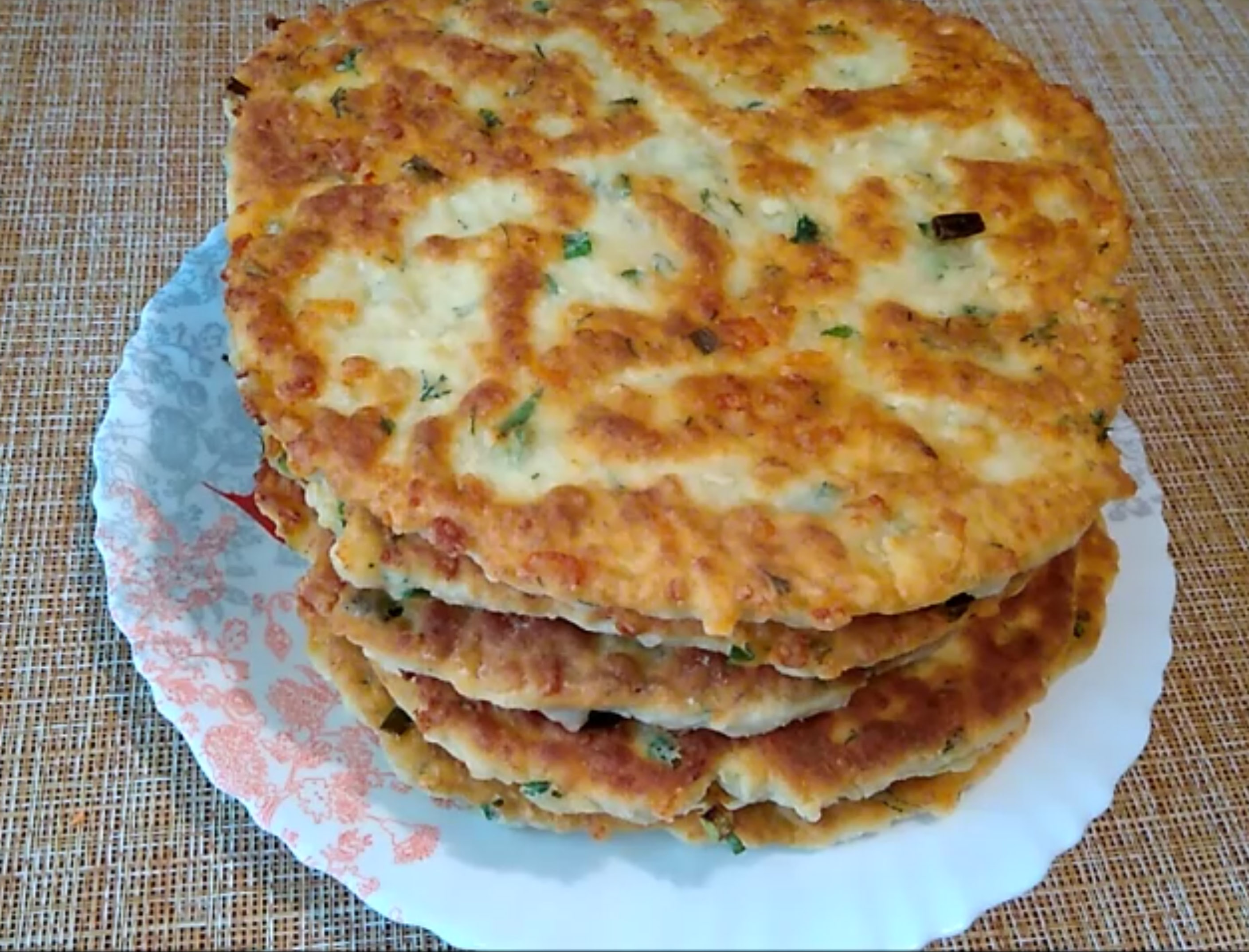 Вкусные сырные лепёшки с зеленью.mp4 смотреть онлайн