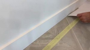 Монтаж полиуретановых плинтусов