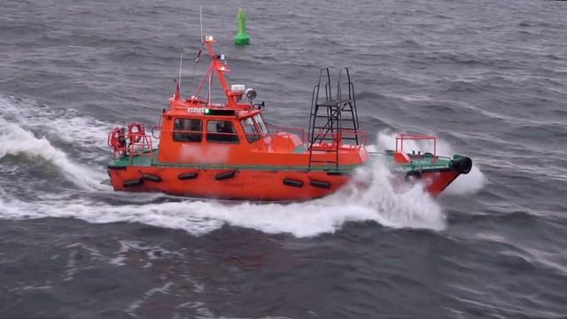 Лоцманский катер Рижского свободного порта в устье Даугавы сопровождает латвийский танкер ONYX. смотреть онлайн