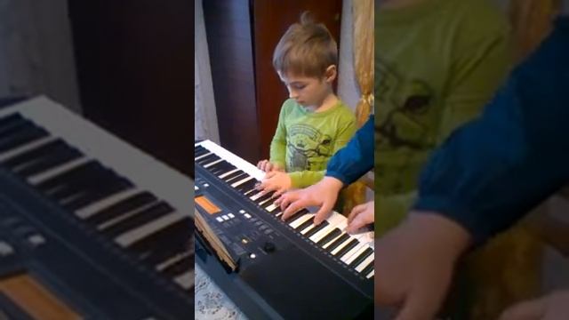 Артем Бурцев играет на синтезаторе новогоднюю песню " Здравствуй гостья зима "!!! смотреть онлайн