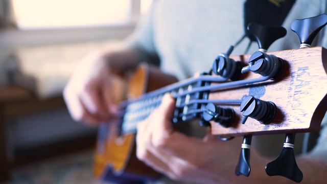 Louis Armstrong - What a Wonderful World (Uke bass cover) смотреть онлайн