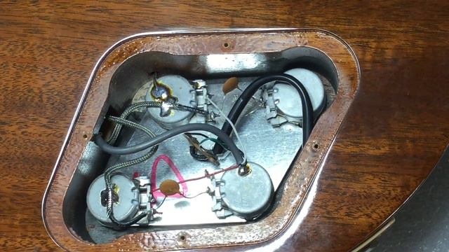 Review of the 1990-2000 Les Paul Classic from an Engineer technicians perspective. смотреть онлайн