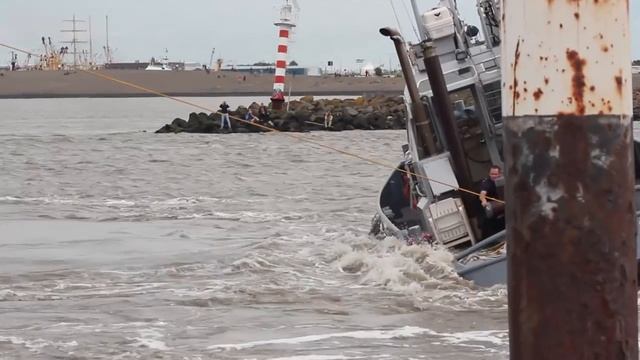 Tugboat in trouble and about to capsize trying to cut the line with a knife and axe! Who's first? смотреть онлайн