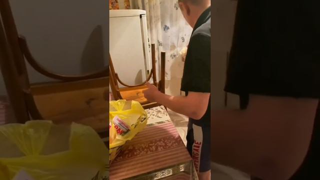 БЕЗУМНЫЙ ПАША. ИРИШКА ЧИКИ ПИКИ. ЗАТАРИЛСЯ В МАГАЗИНЕ. ЧИПСЫ И СУХАРИКИ. И ПРО КОШЕК НЕ ЗАБЫЛ. смотреть онлайн