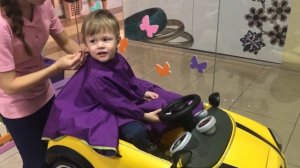 Стрижка в детской парикмахерской на гоночной машине ФОКУС ВООБРАЖУЛЯ играем в игрушки danny show