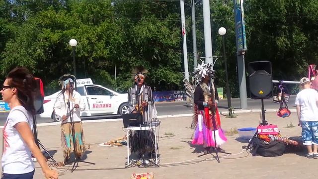 Индейцы в Оренбурге, музыка завораживает. Молодцы смотреть онлайн