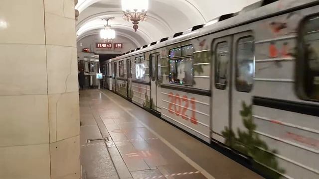 НОВОГОДНИЙ!! Электропоезд 81-710 Еж-3 на Комсомолькой Кольцевой Линии. Московский Метрополитен смотреть онлайн