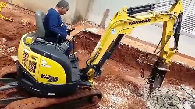 Locação de mini escavadeira com rompedor no Mato Grosso do Sul смотреть онлайн