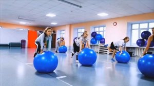 Фитнес-клуб И-Талия. Йога с фитболом для детей 9-12 лет.